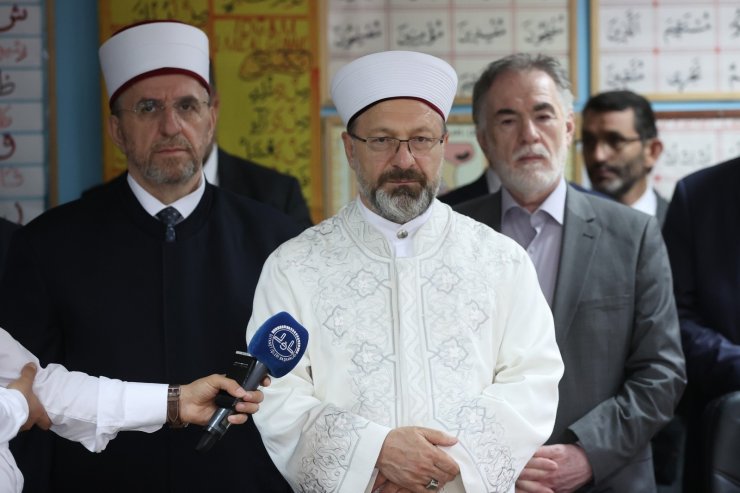 Diyanet İşleri Başkanı Erbaş, Prizren’de Kur’an kursunu ziyaret etti