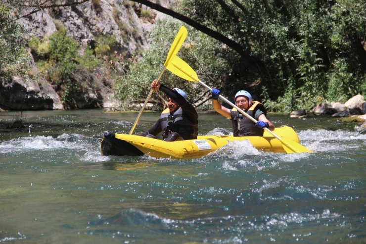 Kaymakam tanıtım için kendini Tohma çayının sularına bıraktı