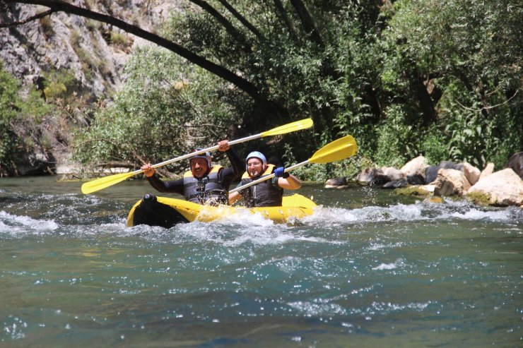 Kaymakam tanıtım için kendini Tohma çayının sularına bıraktı