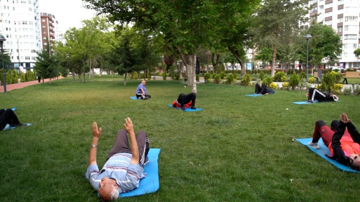 Melikgazi’nin parklarında sabah sporu başladı