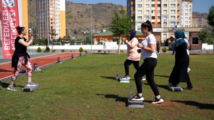 Melikgazi’nin parklarında sabah sporu başladı