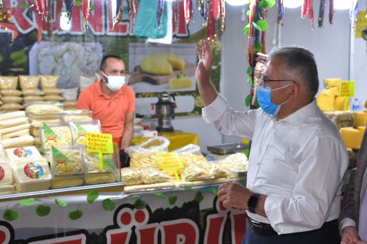 Başkan Büyükkılıç Yöresel Ürünler Fuarı’nı ziyaret etti