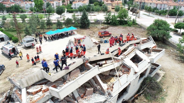 Konya Büyükşehir İtfaiyesi’nden nefes kesen deprem tatbikatı