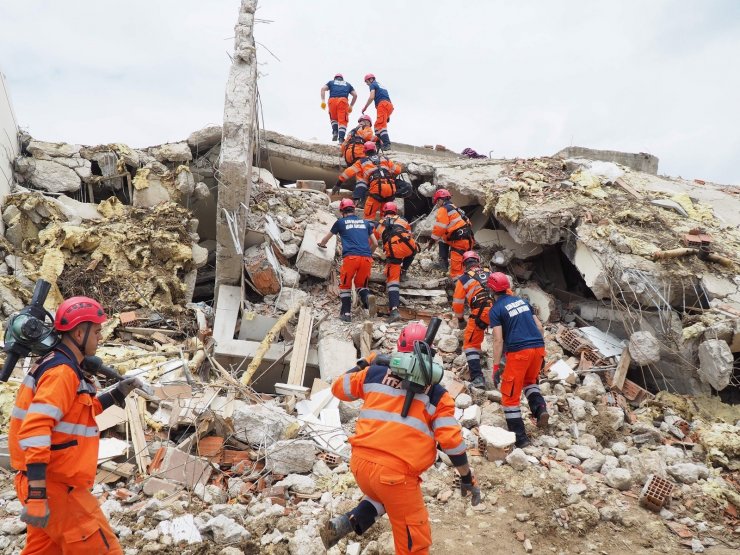 Konya Büyükşehir İtfaiyesi’nden nefes kesen deprem tatbikatı