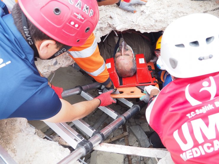 Konya Büyükşehir İtfaiyesi’nden nefes kesen deprem tatbikatı