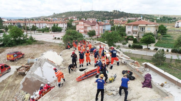 Konya Büyükşehir İtfaiyesi’nden nefes kesen deprem tatbikatı