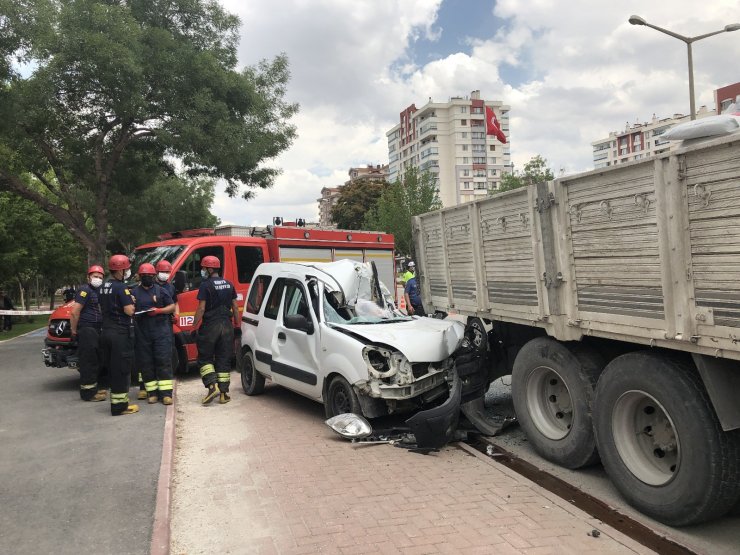 Kamyona çarpan kamyonet sürücüsü öldü