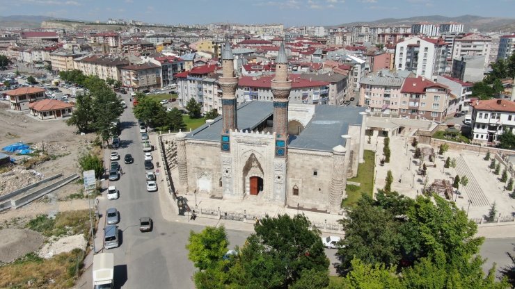 Çinileriyle göz kamaştıran Gök Medrese açılış için gün sayıyor