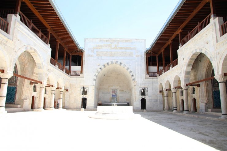 Çinileriyle göz kamaştıran Gök Medrese açılış için gün sayıyor