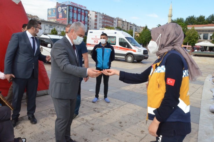 Kırşehir Valisi İbrahim Akın’dan aşı uygulamasındaki personele çikolatalı teşekkür