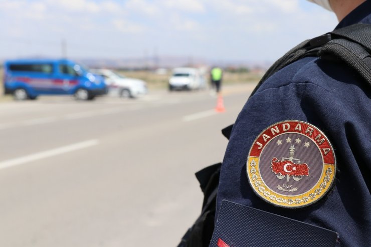 Aksaray’da jandarma trafik kuralı ihlallerini helikopterle denetledi