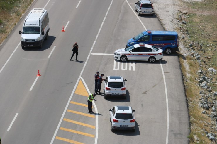 Aksaray’da jandarma trafik kuralı ihlallerini helikopterle denetledi