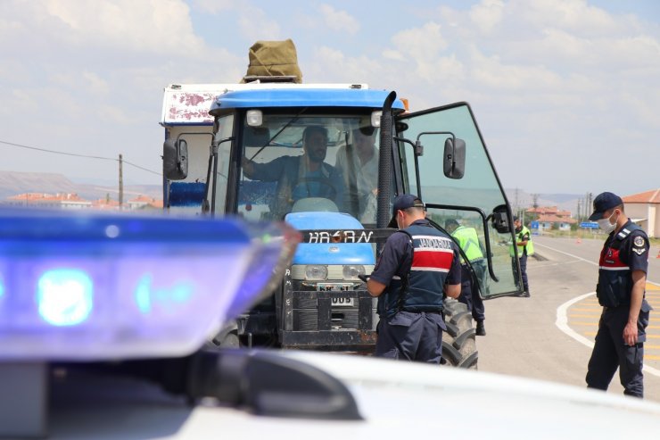 Aksaray’da jandarma trafik kuralı ihlallerini helikopterle denetledi