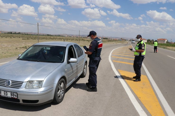 Aksaray’da jandarma trafik kuralı ihlallerini helikopterle denetledi