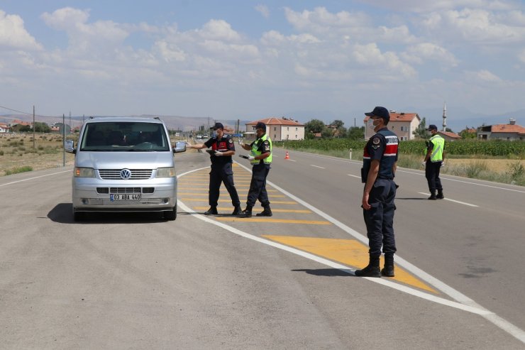 Aksaray’da jandarma trafik kuralı ihlallerini helikopterle denetledi