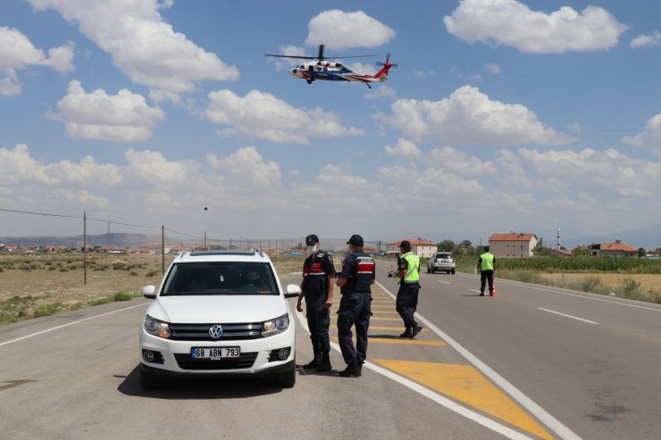 Aksaray’da jandarma trafik kuralı ihlallerini helikopterle denetledi