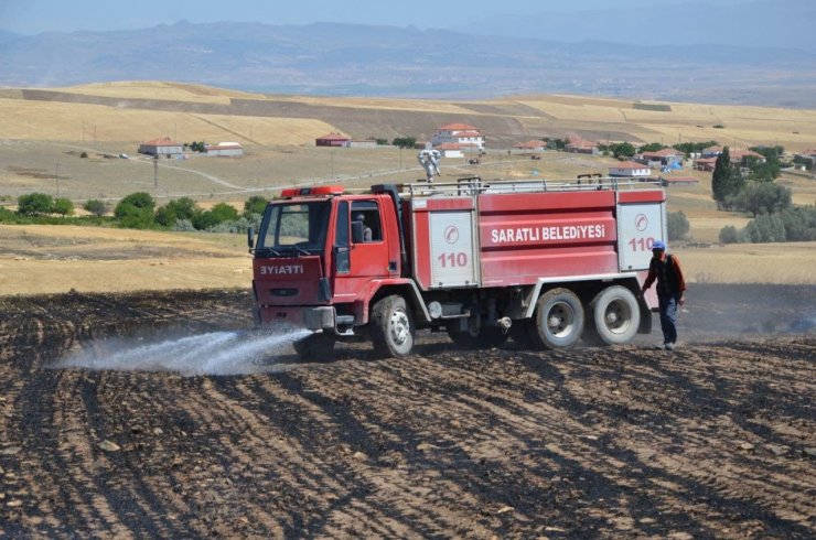 Aksaray’da 100 dekarlık tarladaki arpa ve buğday yanarak kül oldu