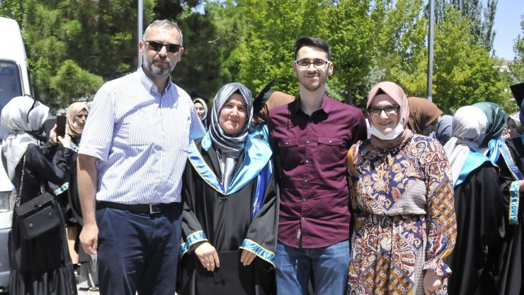 Hayalini kurduğu bölümden 46 yaşında mezun oldu