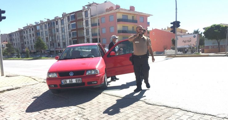 Ters yönde giden sürücü karşıdan polis gelince yakayı ele verdi