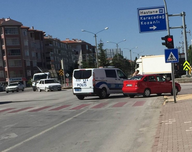 Ters yönde giden sürücü karşıdan polis gelince yakayı ele verdi