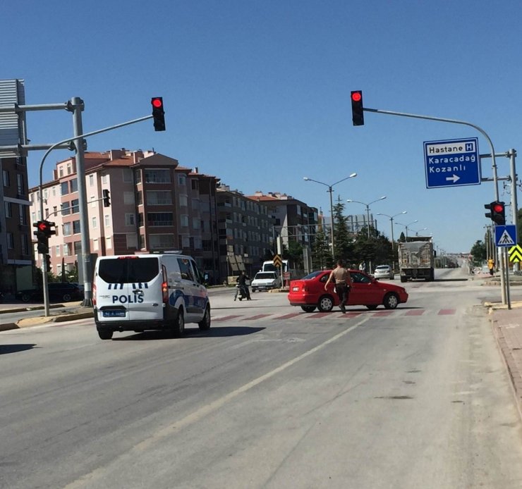 Ters yönde giden sürücü karşıdan polis gelince yakayı ele verdi