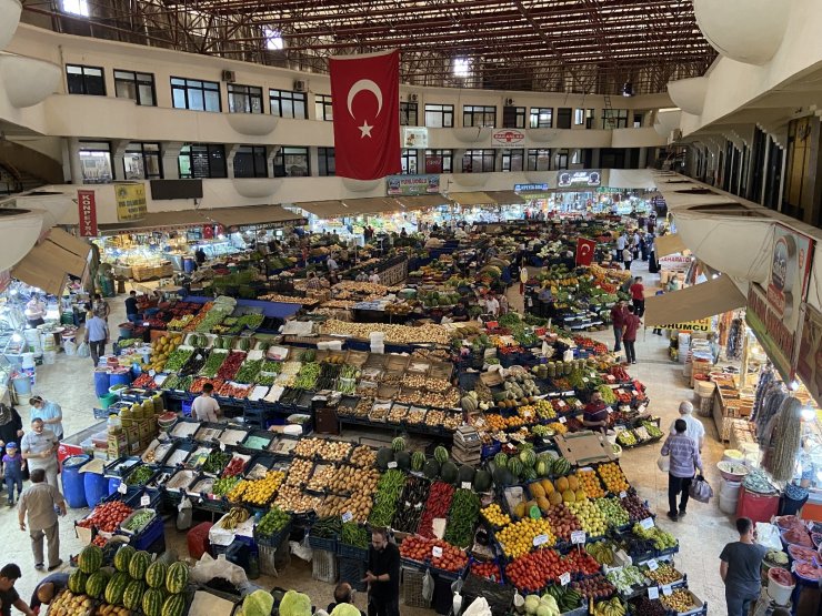 Gıda dolabına giren gence esnaf tepkili