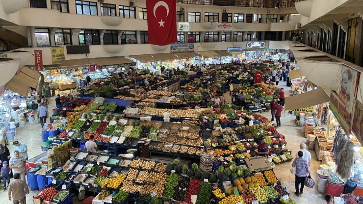 Gıda dolabına giren gence esnaf tepkili