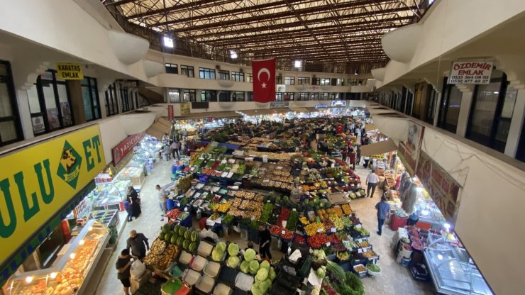 Gıda dolabına giren gence esnaf tepkili