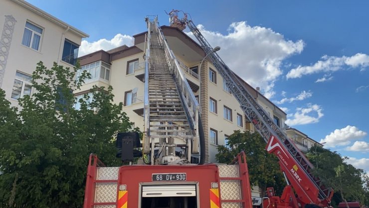 Aksaray’da 4 katlı apartmanın terasında yangın paniği