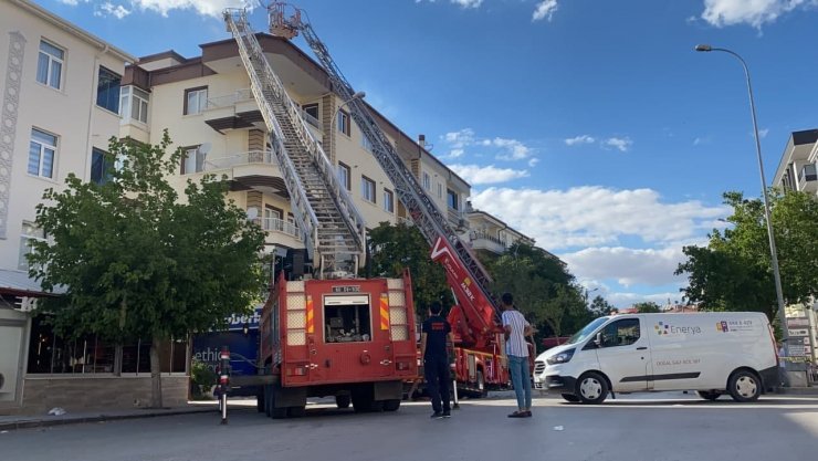 Aksaray’da 4 katlı apartmanın terasında yangın paniği