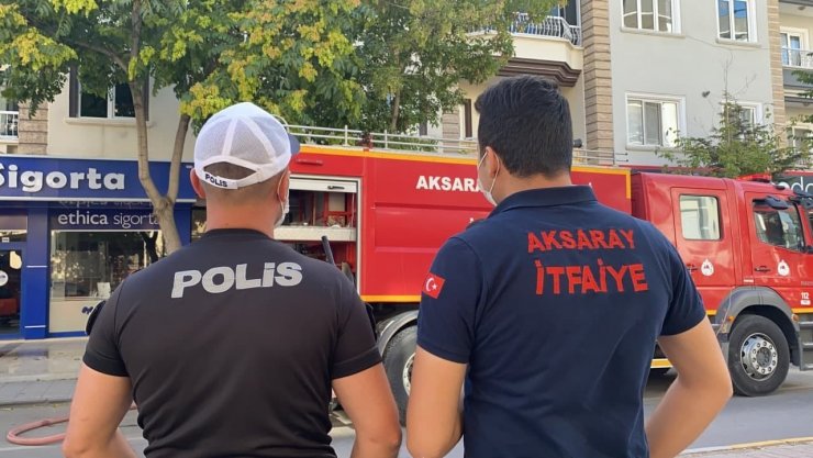 Aksaray’da 4 katlı apartmanın terasında yangın paniği