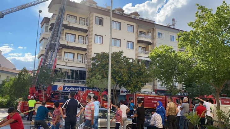 Aksaray’da 4 katlı apartmanın terasında yangın paniği