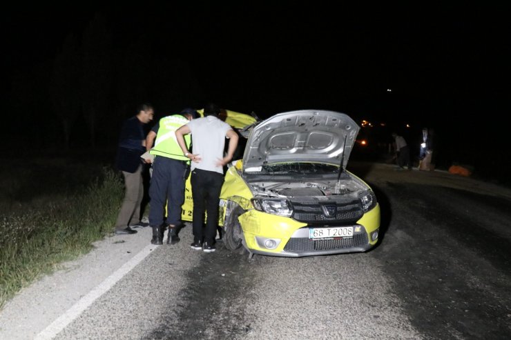 Ticari taksi arpa yüklü traktöre arkadan çarptı: 2’si ağır 3 yaralı