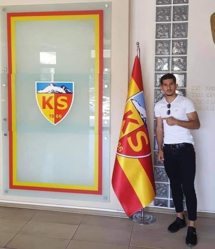 Kayserispor 3 futbolcuyu profesyonel yaptı