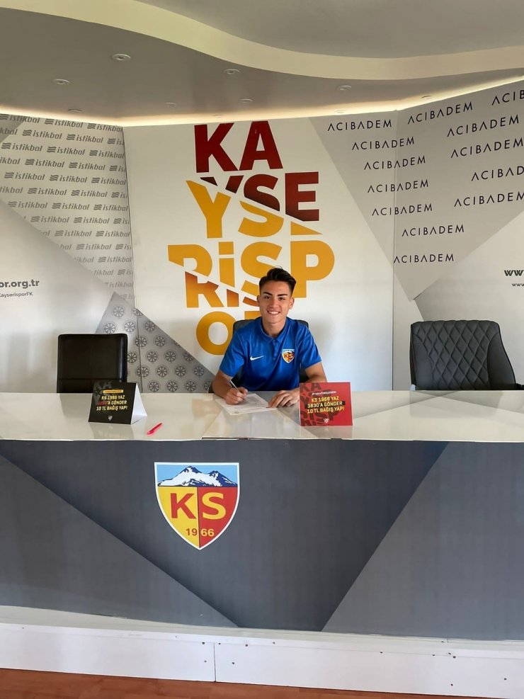 Kayserispor 3 futbolcuyu profesyonel yaptı