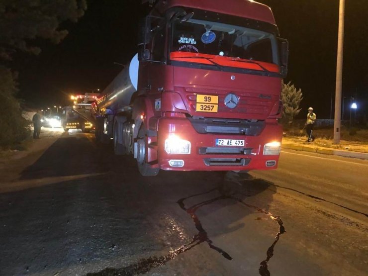 Konya’da 3 tıra çarpan otomobilin sürücüsü yaralandı