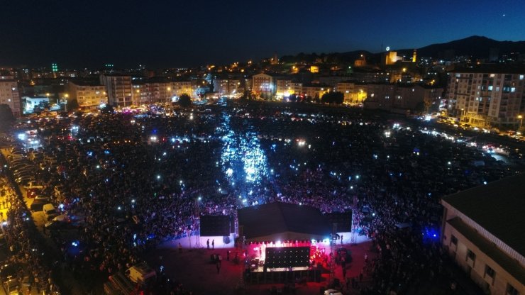 Niğde’de arabalı konserler yoğun ilgi gördü