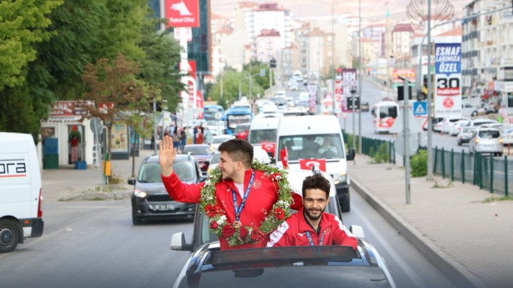 Şampiyonlara davullu zurnalı karşılama