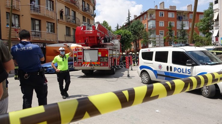 Kendine bıçakla zarar veren hemşireyi polis ikna etti