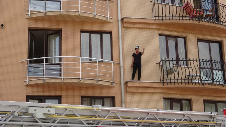 Kendine bıçakla zarar veren hemşireyi polis ikna etti