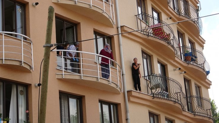 Kendine bıçakla zarar veren hemşireyi polis ikna etti