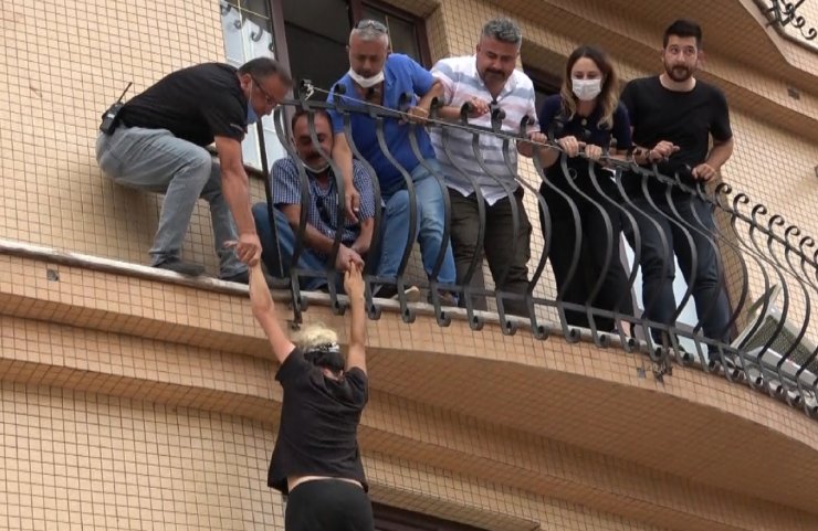 Kendine bıçakla zarar veren hemşireyi polis ikna etti