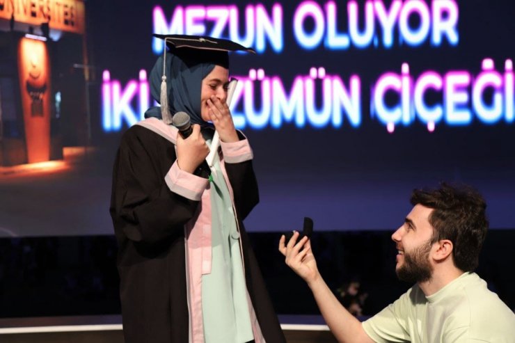 Aksaray’da mezuniyet töreninde evlilik teklifi sürprizi