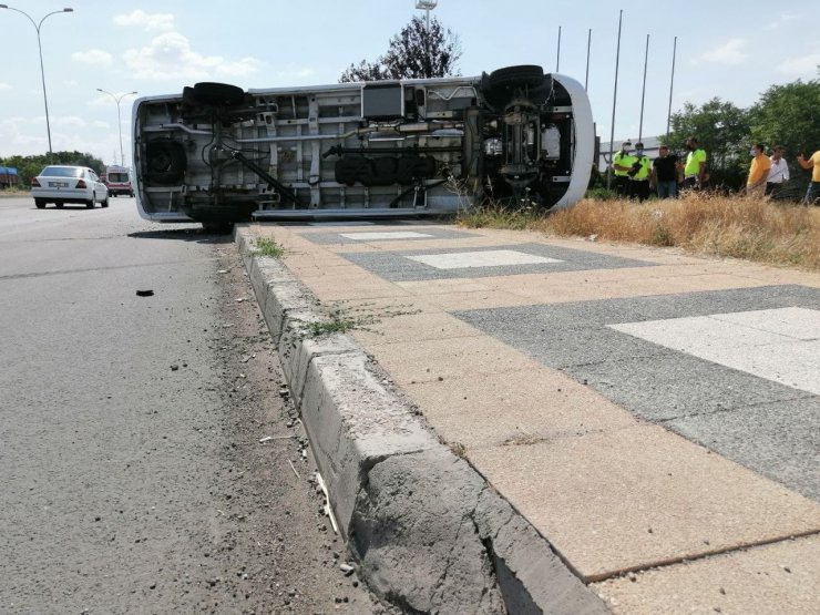 Önüne aniden araç çıkan servis minibüsü devrildi