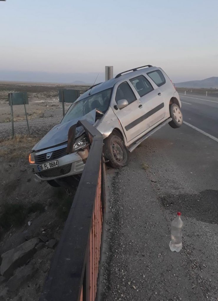 Hafif ticari araç bariyerlere saplandı: 1 yaralı