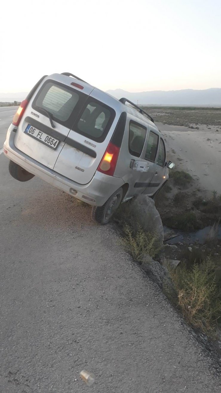 Hafif ticari araç bariyerlere saplandı: 1 yaralı