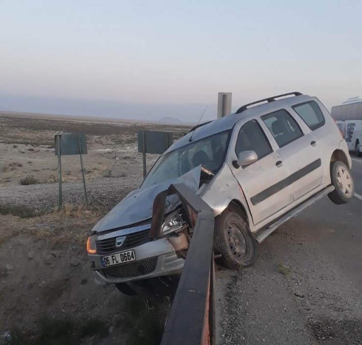 Hafif ticari araç bariyerlere saplandı: 1 yaralı