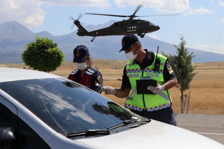 Aksaray Jandarmadan bayram öncesi helikopter destekli trafik denetimi