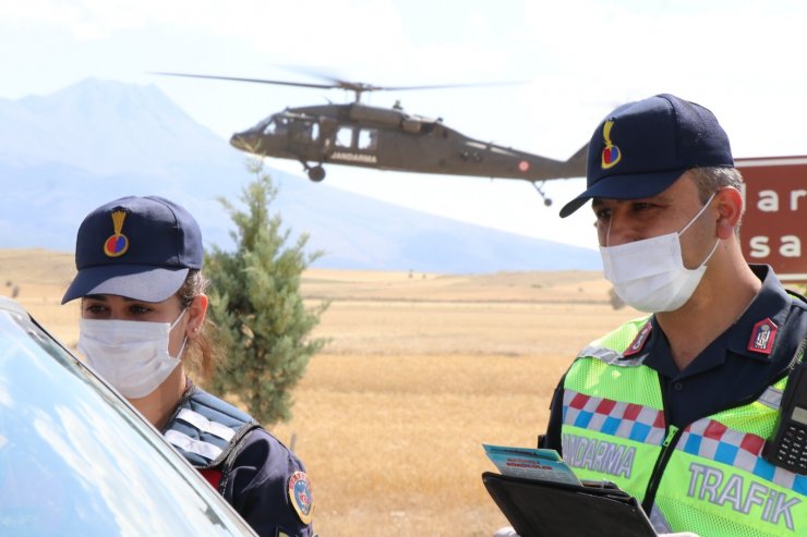 Aksaray Jandarmadan bayram öncesi helikopter destekli trafik denetimi