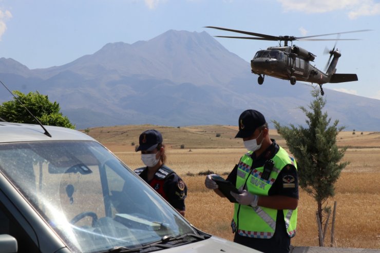 Aksaray Jandarmadan bayram öncesi helikopter destekli trafik denetimi